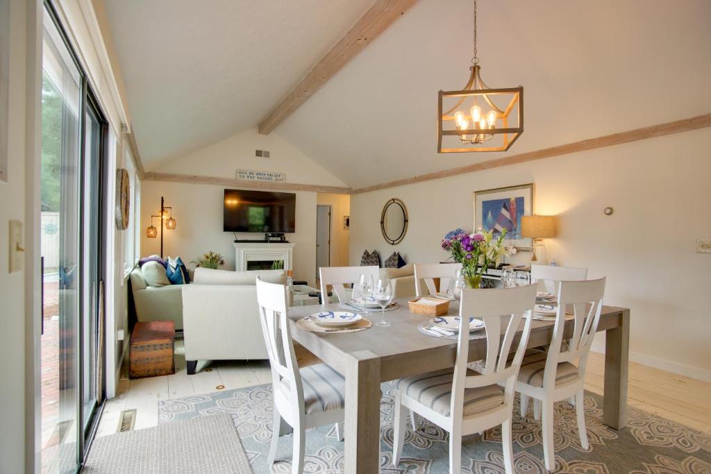 Charming Cape Cod Summer Home, 2 Mi to Beach! photo 4