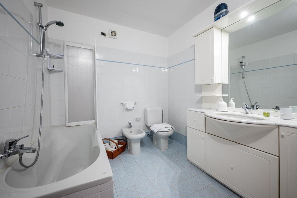 Apartment with bicycle storage in Dongo - Larihome A24 photo 3