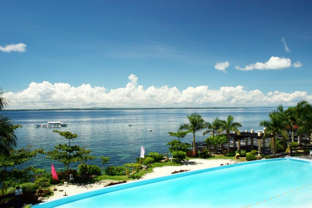 Mactan Island Condo La Mirada Residence , Beach resort , Large 1 bedroom , pools , Ocean views, fast WiFi , Netflix
