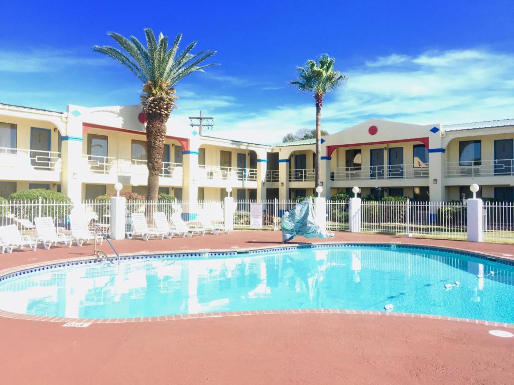 Americas Best Value Inn Beaumont, TX image