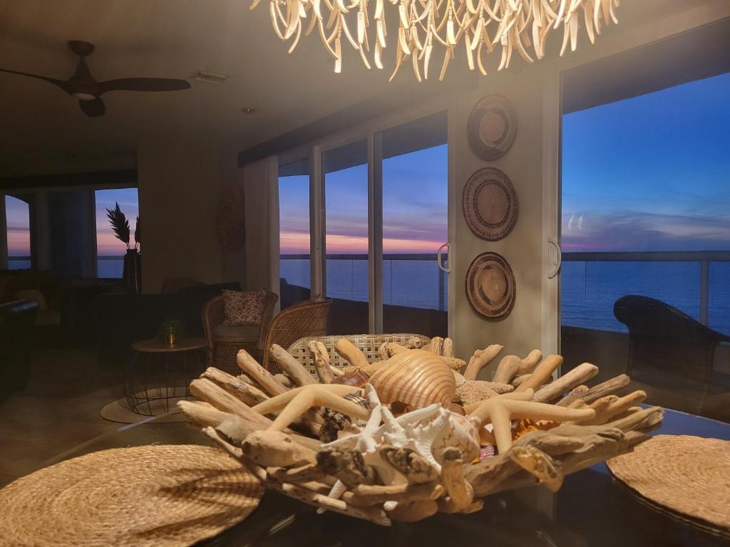 'Luxury Oceanfront Penthouse with Pools, Jacuzzis and Spectacular Ocean Views' - Tap to explore photos