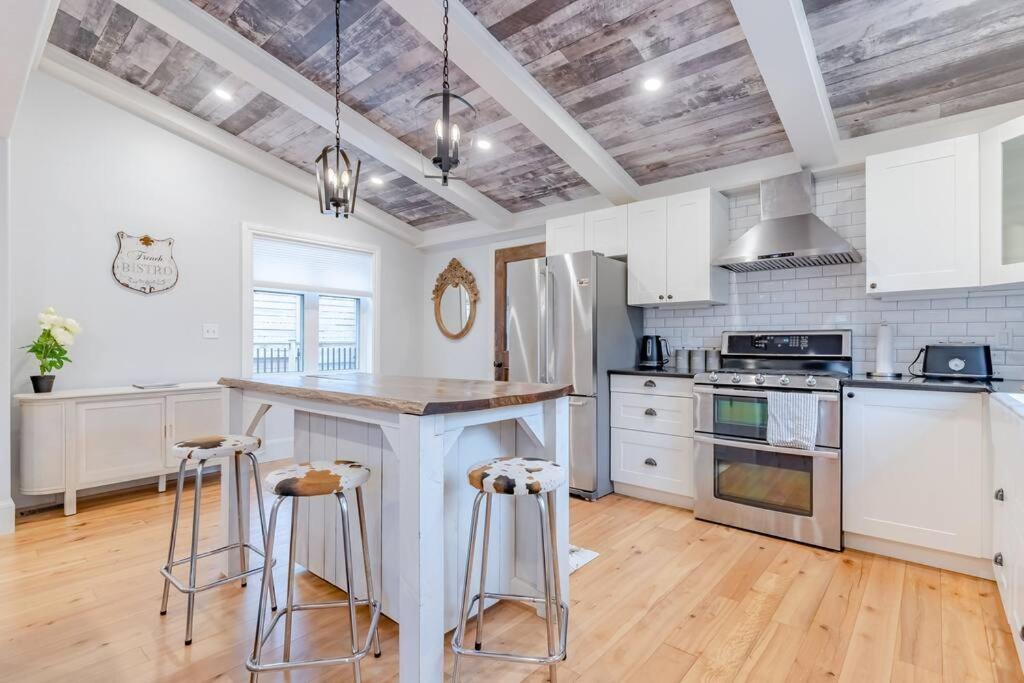 Elegant Elora Home with Stylish Décor photo 1
