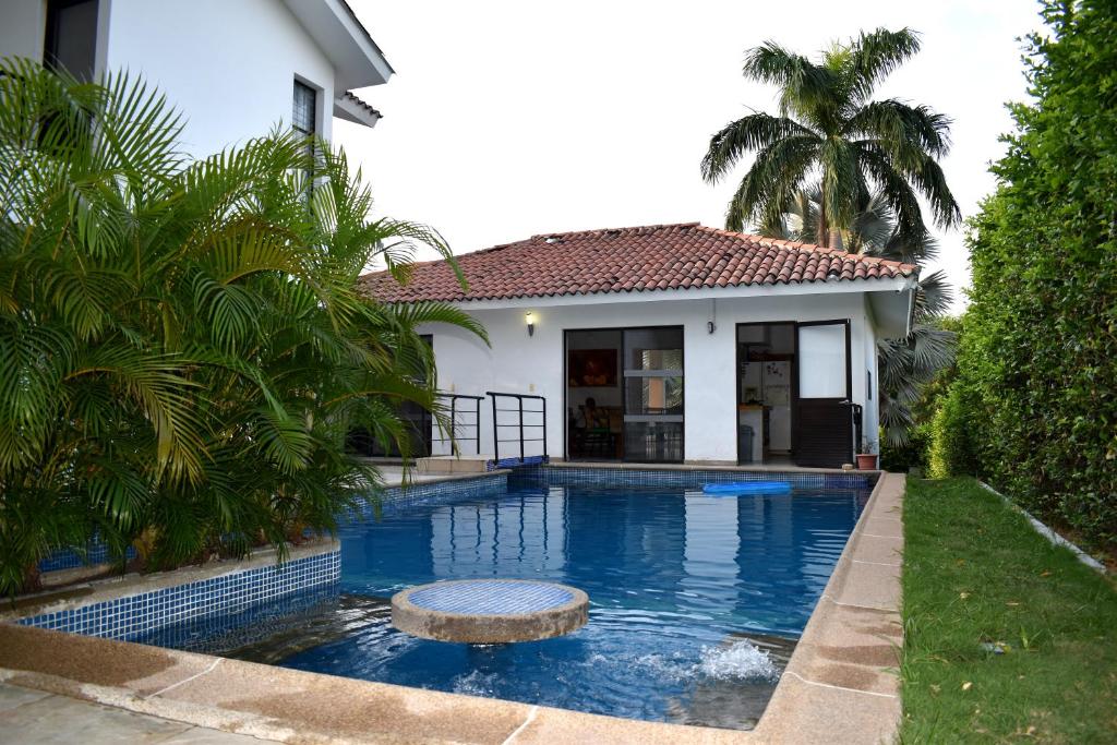 CASA VACACIONAL con auxiliar doméstica INCLUIDA EN EL PRECIO TODO PARA DESCANSAR EN GIRARDOT photo 3