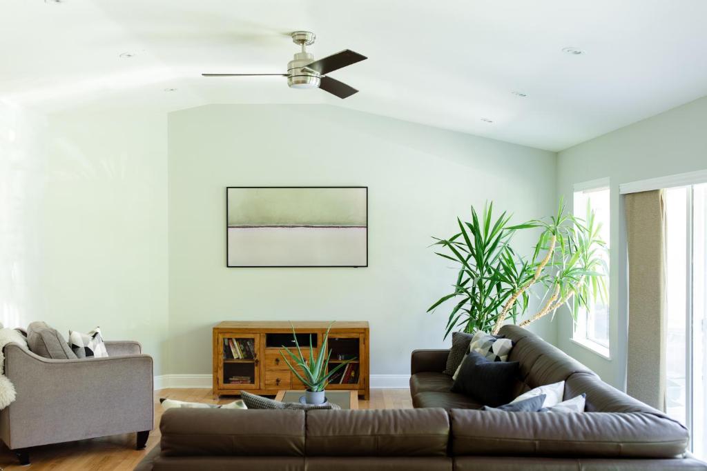 3BR, 2 bath w/ HOT TUB on private view balcony & AC photo 4