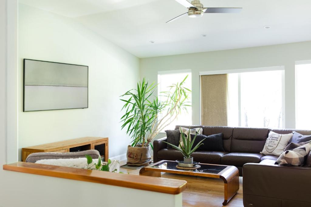 3BR, 2 bath w/ HOT TUB on private view balcony & AC photo 2
