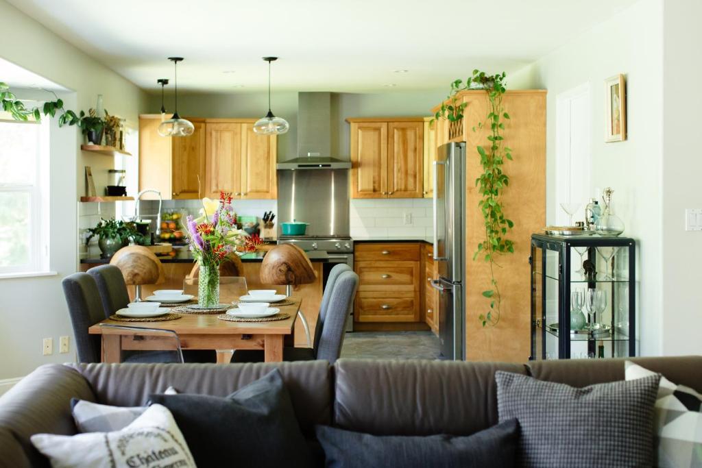 3BR, 2 bath w/ HOT TUB on private view balcony & AC