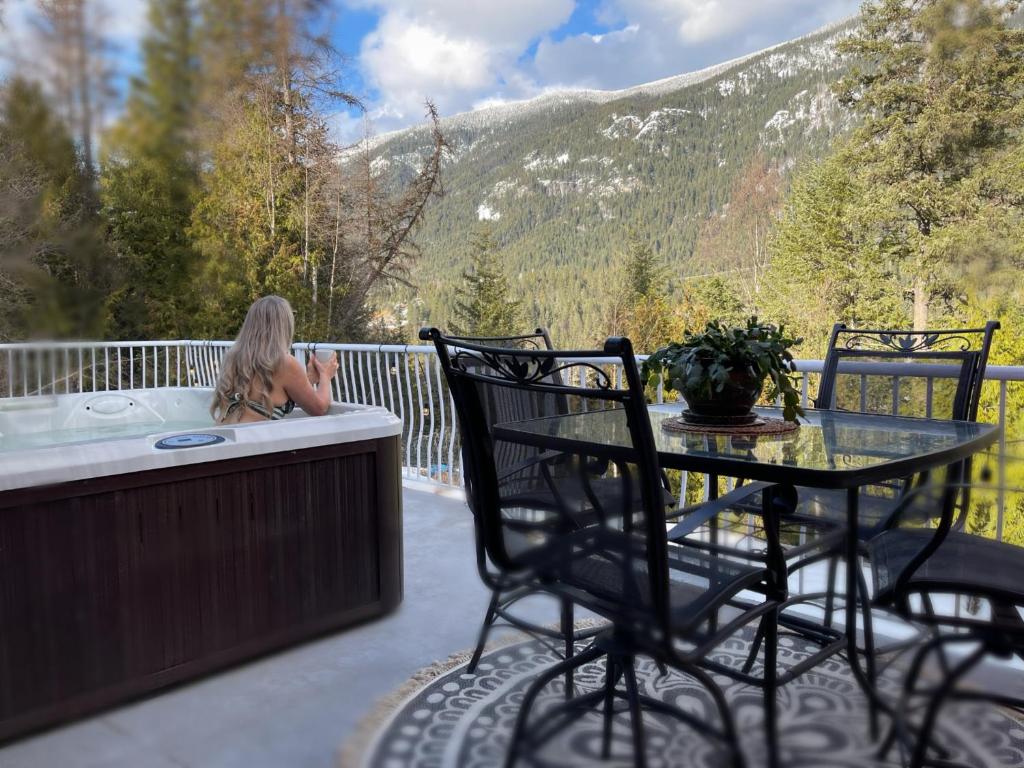3BR, 2 bath w/ HOT TUB on private view balcony & AC photo 1