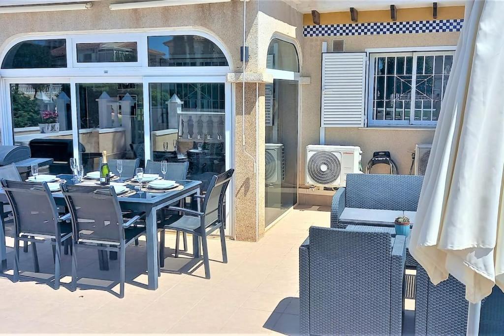 Spacious ground floor apartment overlooking the beautiful communal pool photo 3