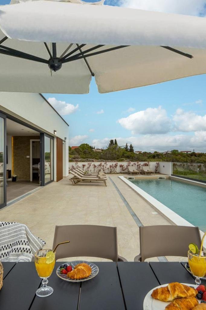 Villa Coralis With Heated Pool photo 3