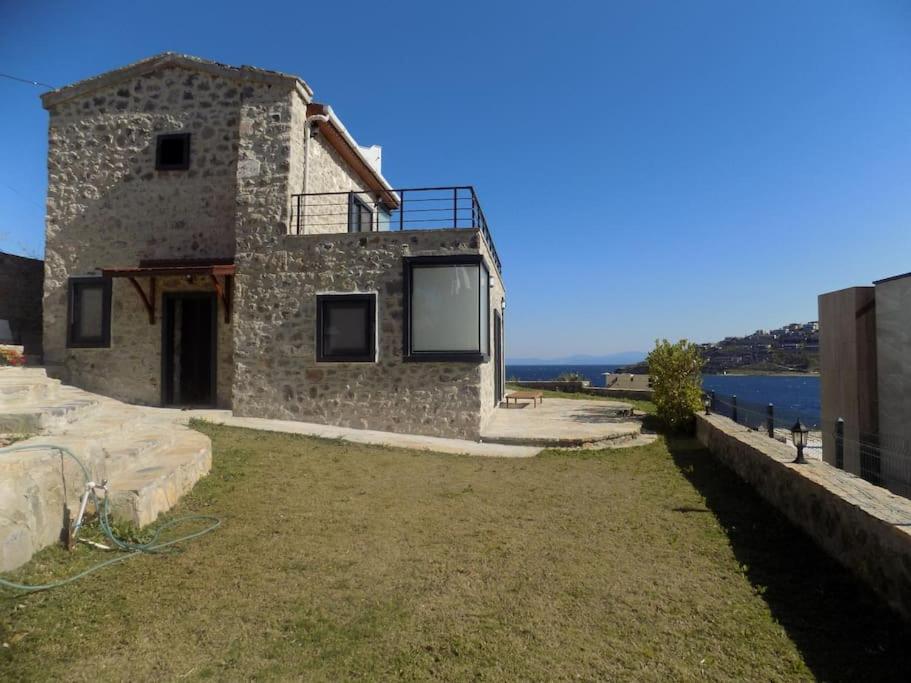 Denize sıfır restore edilmiş ahşap tavan taş villa photo 1