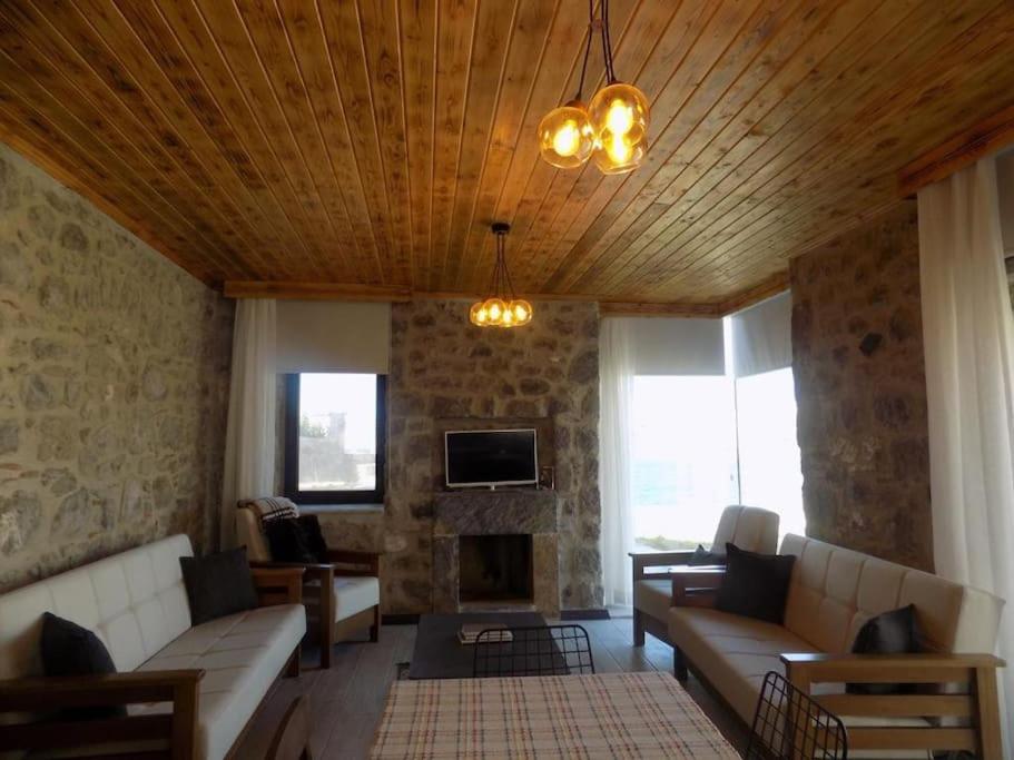 Denize sıfır restore edilmiş ahşap tavan taş villa photo 2