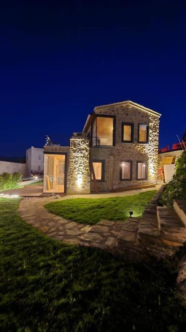 Denize sıfır restore edilmiş ahşap tavan taş villa photo 4
