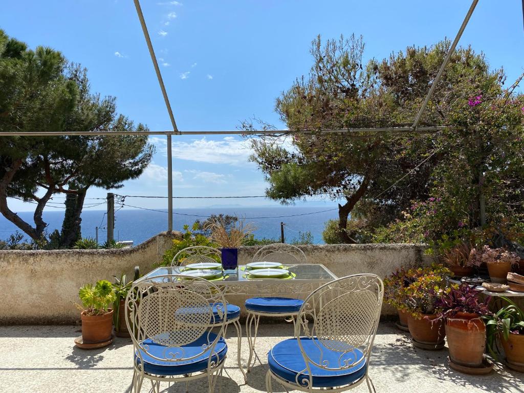 Sunny holiday home with sea view