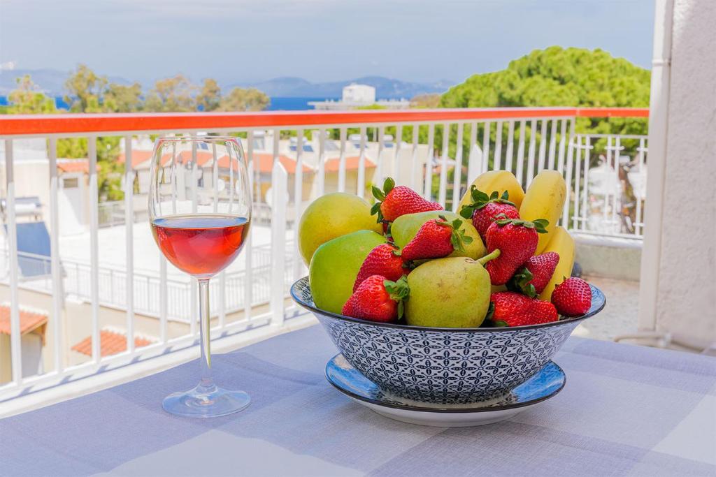 Zoumperi Nea Makri 4-5 guest apt big balconies 5 min to beach photo 4