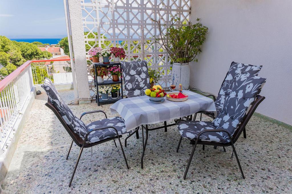 Zoumperi Nea Makri 4-5 guest apt big balconies 5 min to beach photo 2