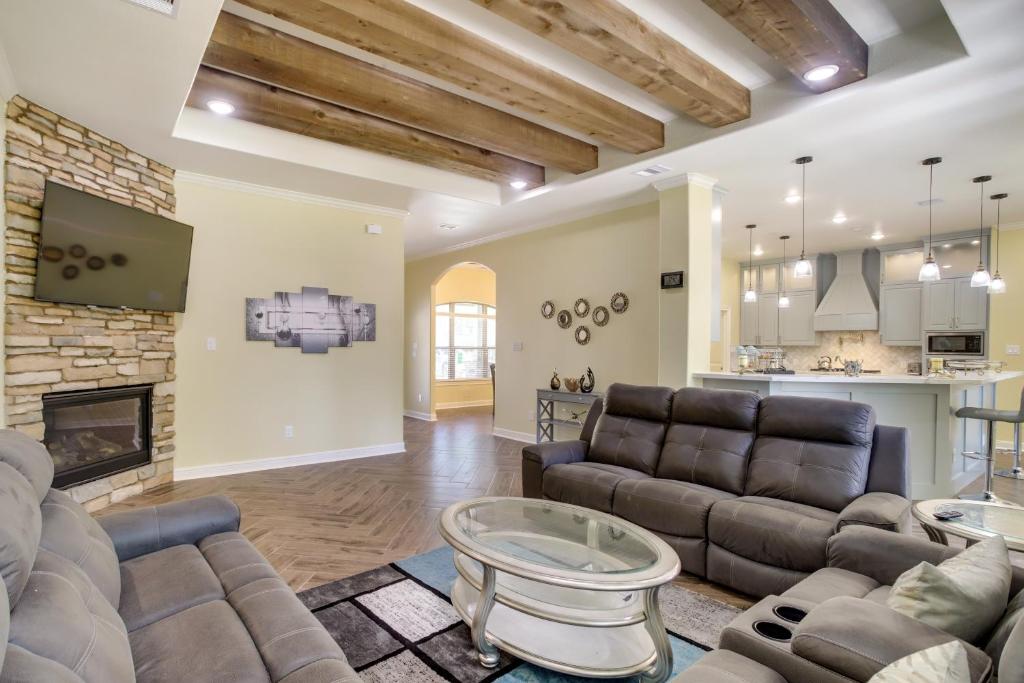 Chic Texas Abode with Patio and Fenced-In Yard!