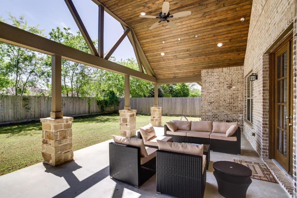 Chic Texas Abode with Patio and Fenced-In Yard! photo 1