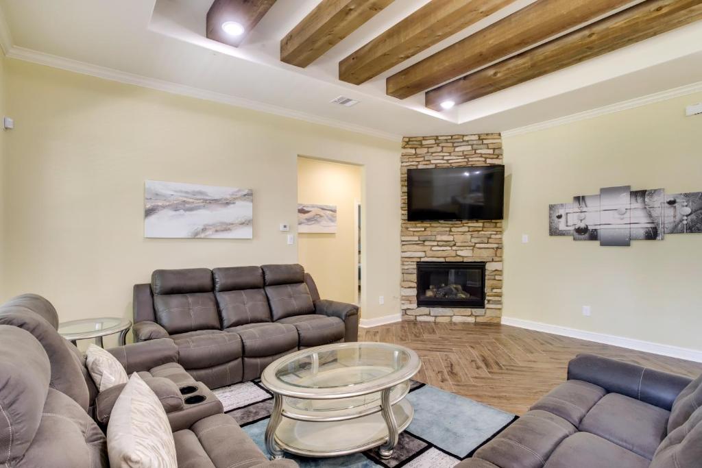 Chic Texas Abode with Patio and Fenced-In Yard! photo 3