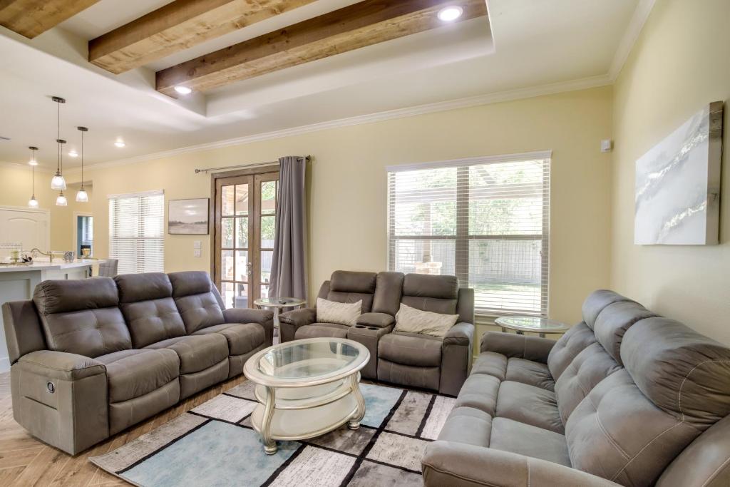 Chic Texas Abode with Patio and Fenced-In Yard! photo 4