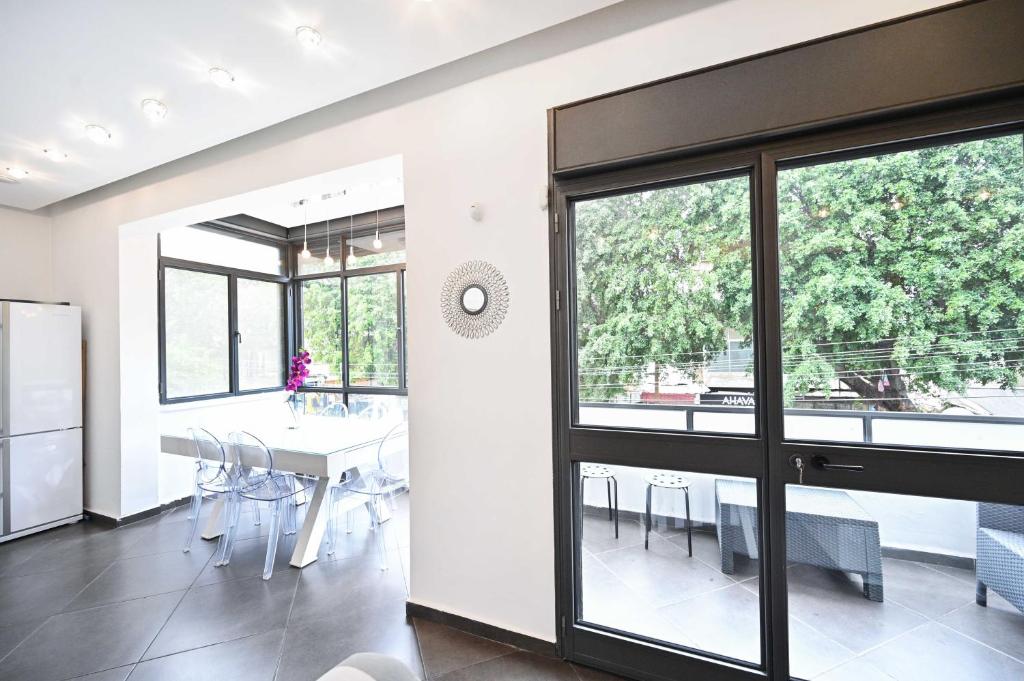 Spacious 3-BR with Terrace in Dizengoff photo 4