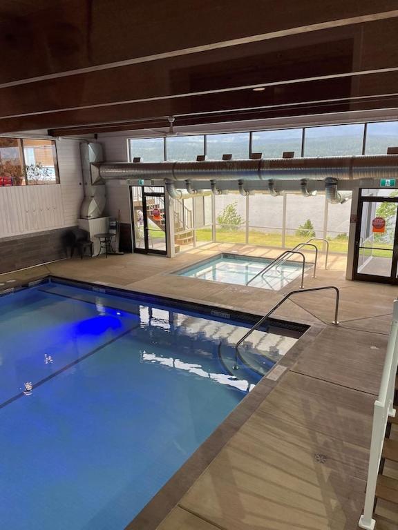 Akiskinook at Windermere Lake - Private beach access - New pool and hot tub now open! photo 1
