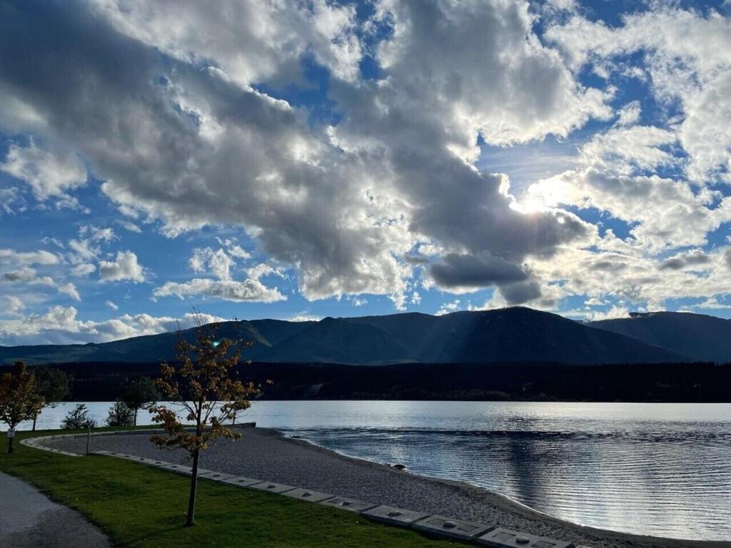 Akiskinook at Windermere Lake - Private beach access - New pool and hot tub now open! photo 2