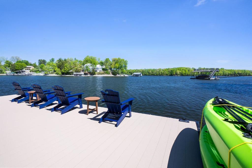 New Home, Dock, Home Theatre Projector, Hot Tub, Fire Pit, Kayaks photo 2