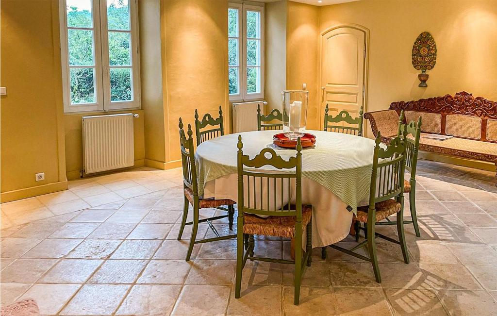 Beautiful Home In Sarrazac With Outdoor Swimming Pool, Wifi And 5 Bedrooms photo 4