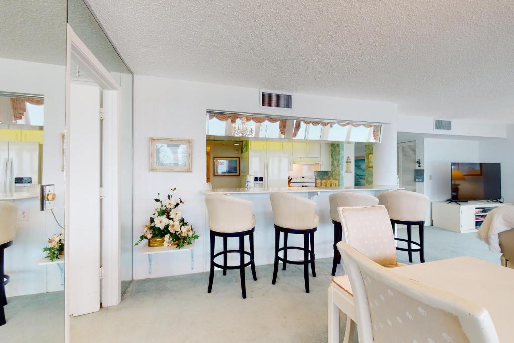 Elegance by the Sea, Unit 701 photo 4
