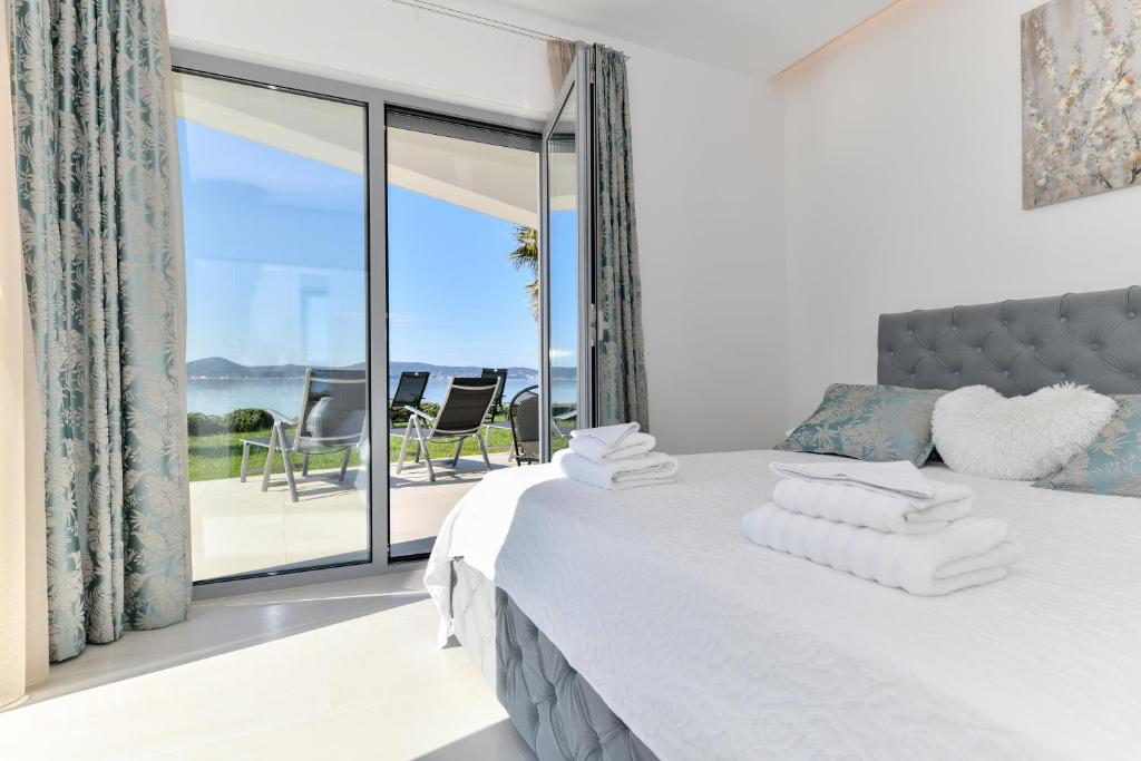 "Babe" Beachfront Residence photo 2