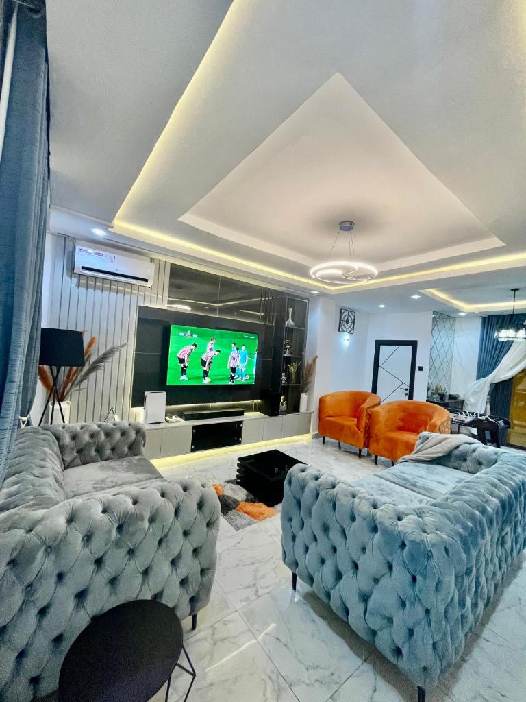 Morak homes - Smart luxury 4-bed with private swimming pool, PS5, snooker, mini gym in reserved secured estate photo 2
