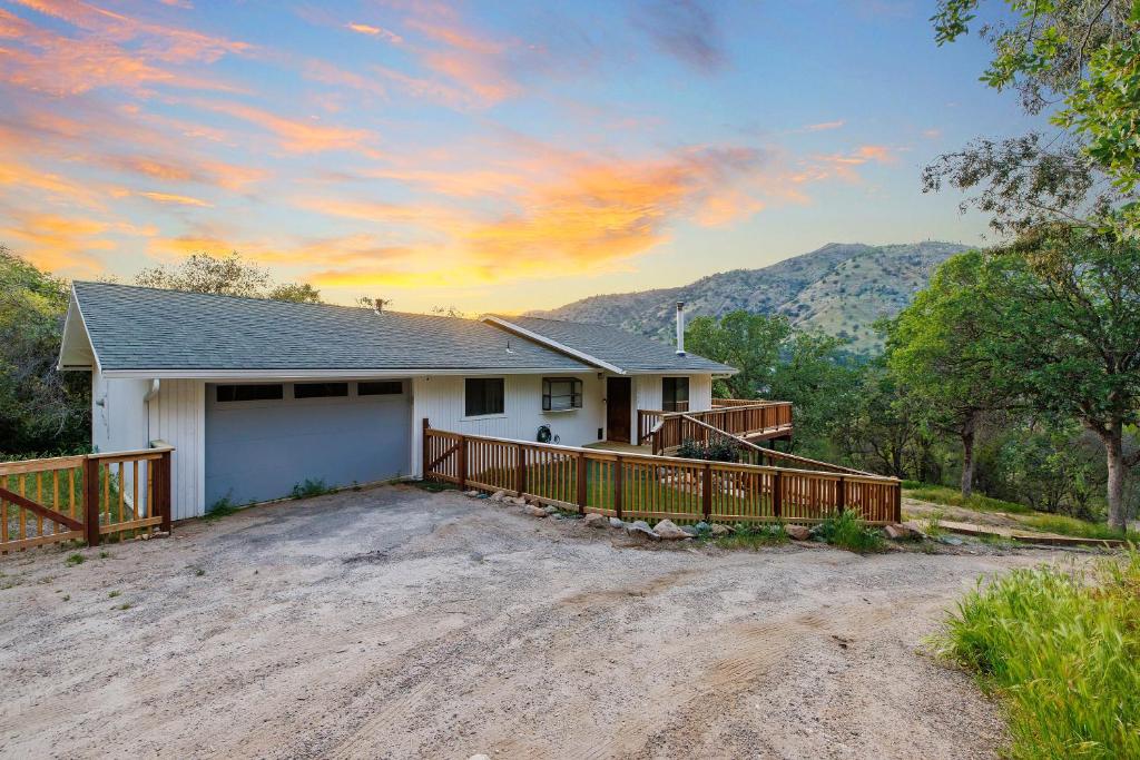 Secluded Mountain Top Home Minutes to Sequoias & Kings Canyon photo 4