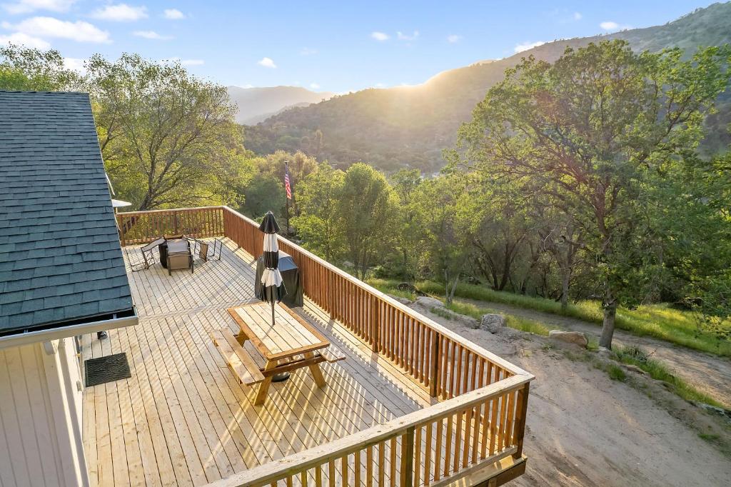 Secluded Mountain Top Home Minutes to Sequoias & Kings Canyon photo 2