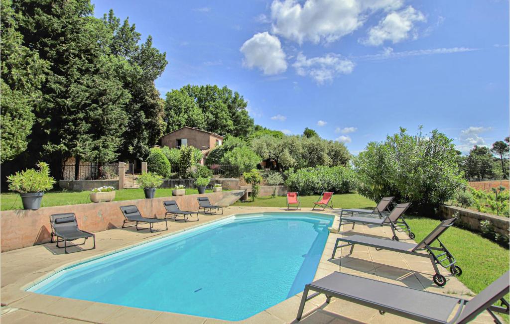 Awesome Home In Goult With 5 Bedrooms, Wifi And Private Swimming Pool