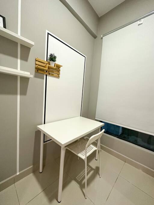 Cozy 2 BR Apartment w/ Pool Gym Wi-Fi & Work Space photo 4