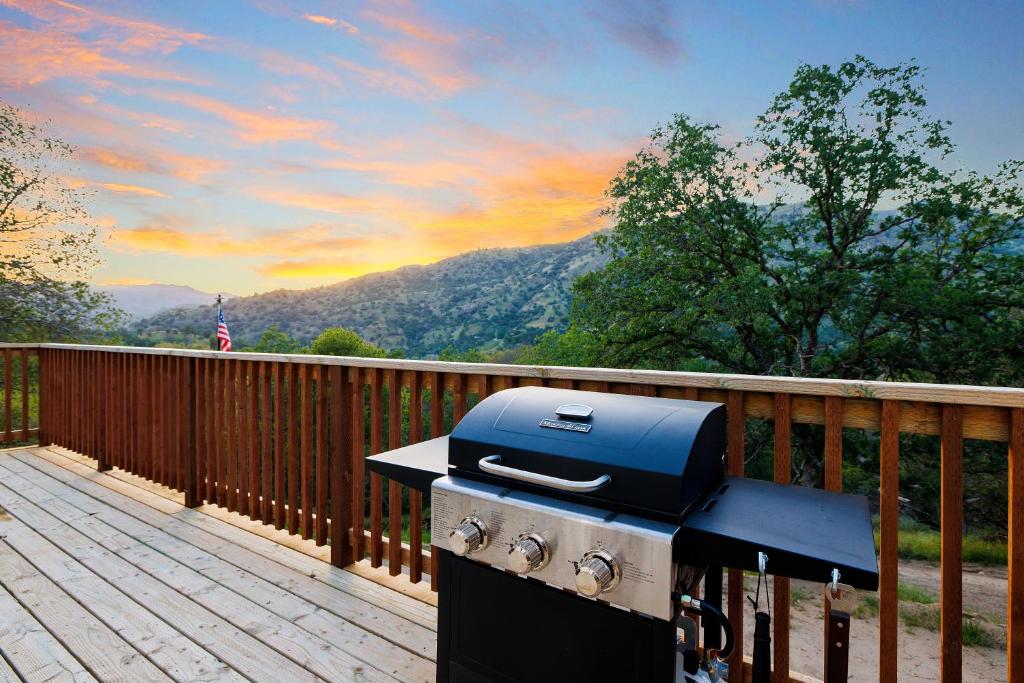 Secluded Mountain Top Home Minutes to Sequoias & Kings Canyon photo 1