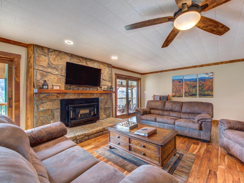 Always an Adventure, 4 BRs, Hot Tub, Theater, Game Room, Pets, Sleeps 15 photo 1