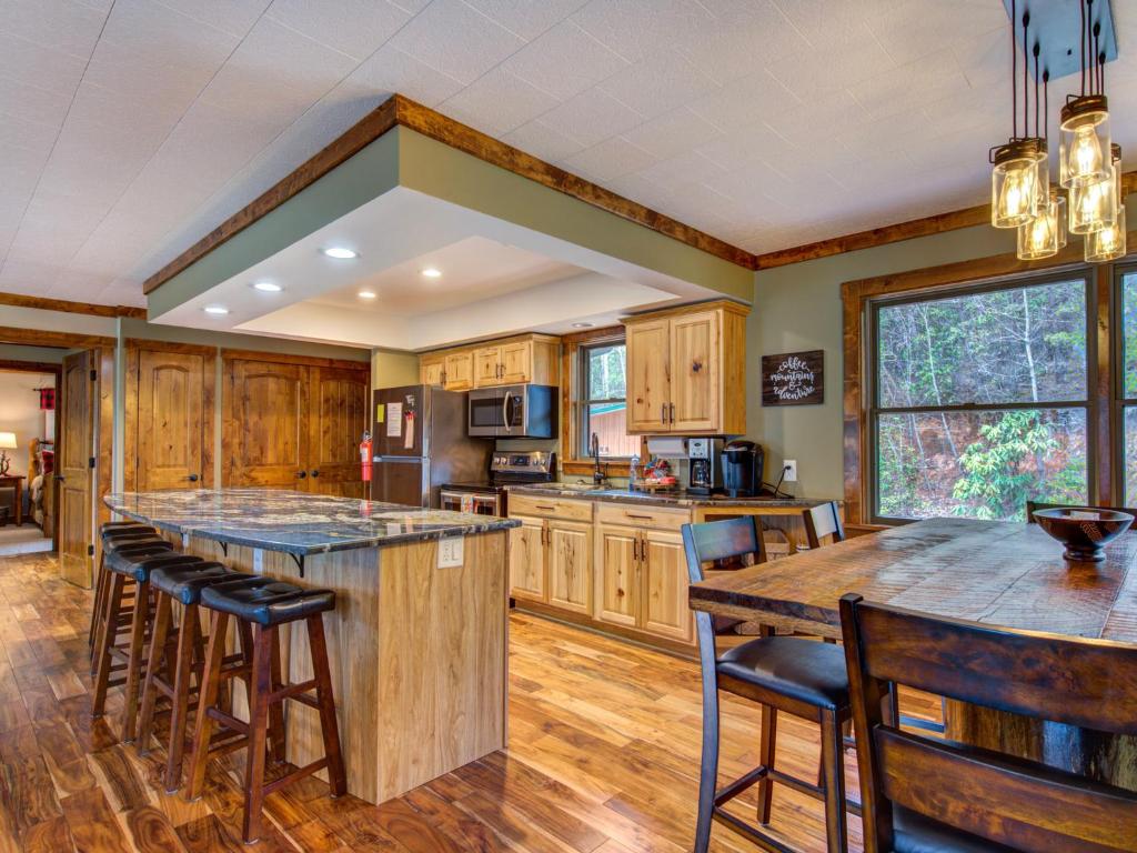 Always an Adventure, 4 BRs, Hot Tub, Theater, Game Room, Pets, Sleeps 15 photo 3
