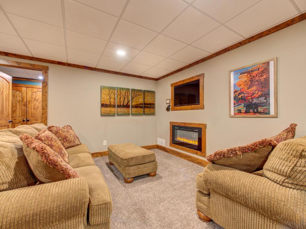 Always an Adventure, 4 BRs, Hot Tub, Theater, Game Room, Pets, Sleeps 15 photo 4