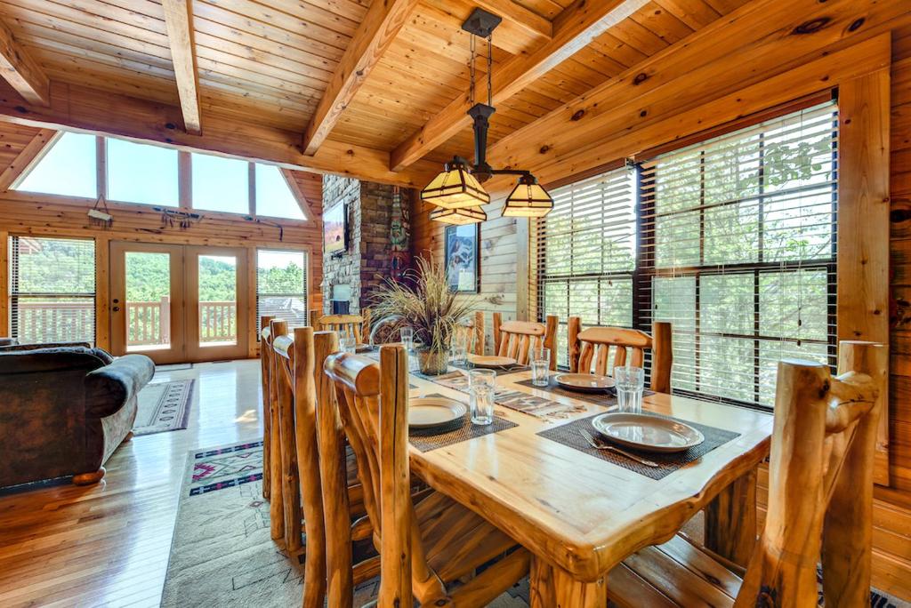 A Majestic View III, 3 Bedrooms, Sleeps 12, Hot Tub, Air Hockey, Pool Table photo 3