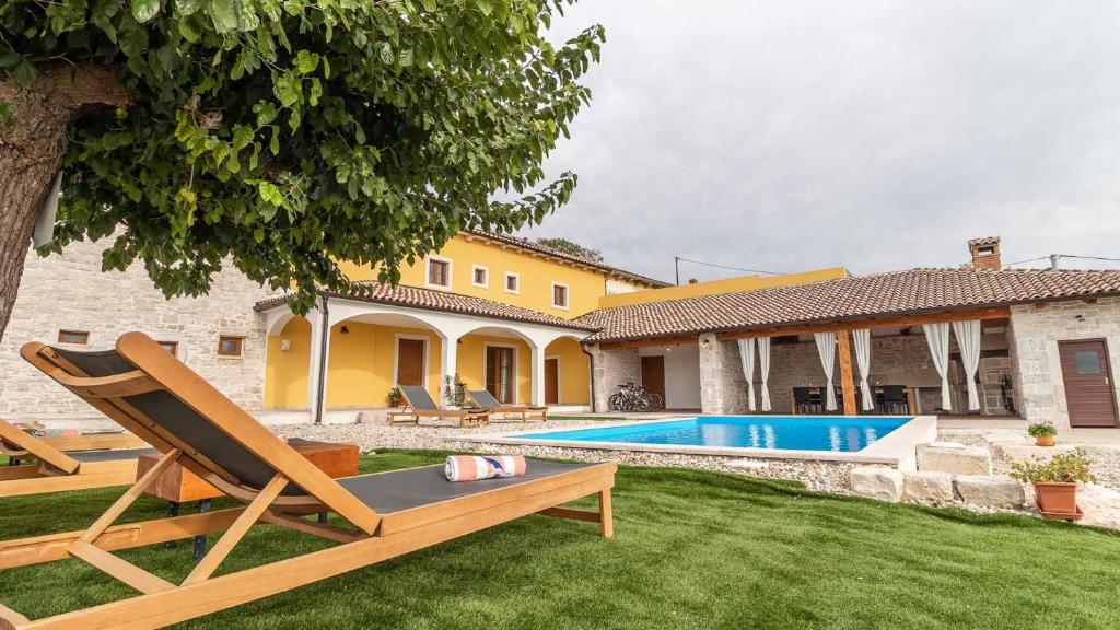 Rustical countryside villa with swimming pool in Sveti Lovreč photo 1