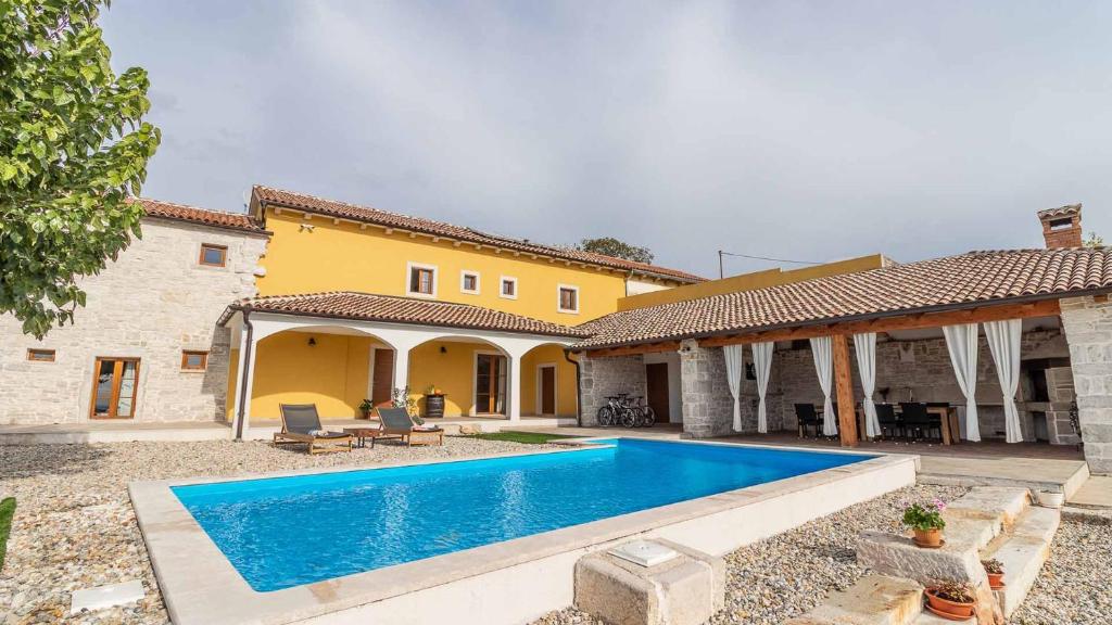Rustical countryside villa with swimming pool in Sveti Lovreč photo 3