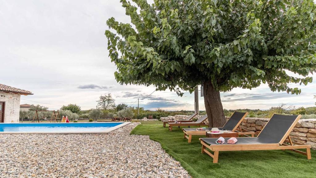 Rustical countryside villa with swimming pool in Sveti Lovreč photo 4