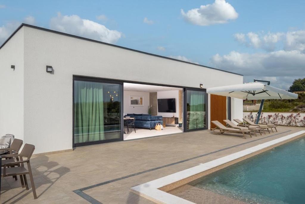 Villa Coralis With Heated Pool photo 2