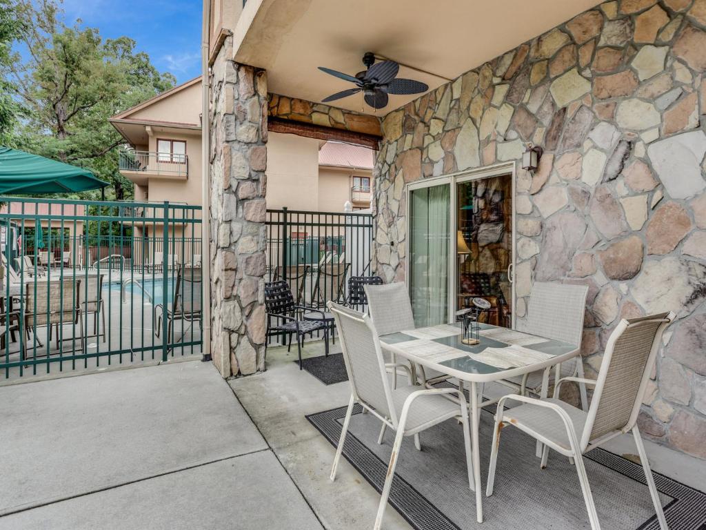 Downtown Delight, 2 Bedrooms, Pool, Hot Tub, Sleeps 6 photo 2