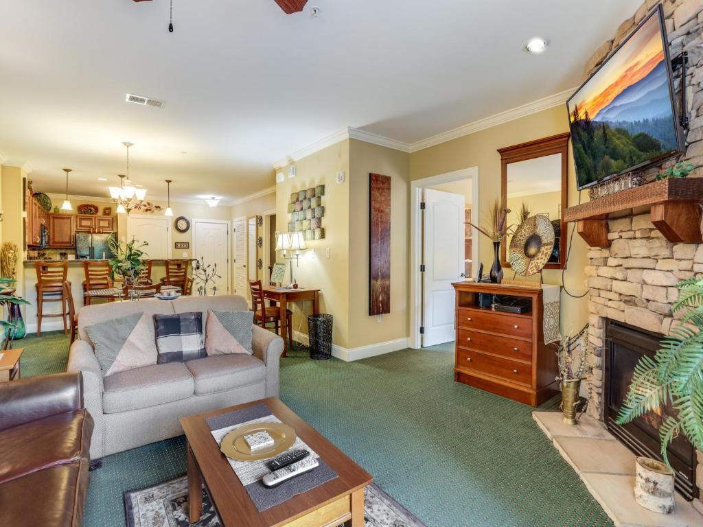 Downtown Delight, 2 Bedrooms, Pool, Hot Tub, Sleeps 6 photo 3