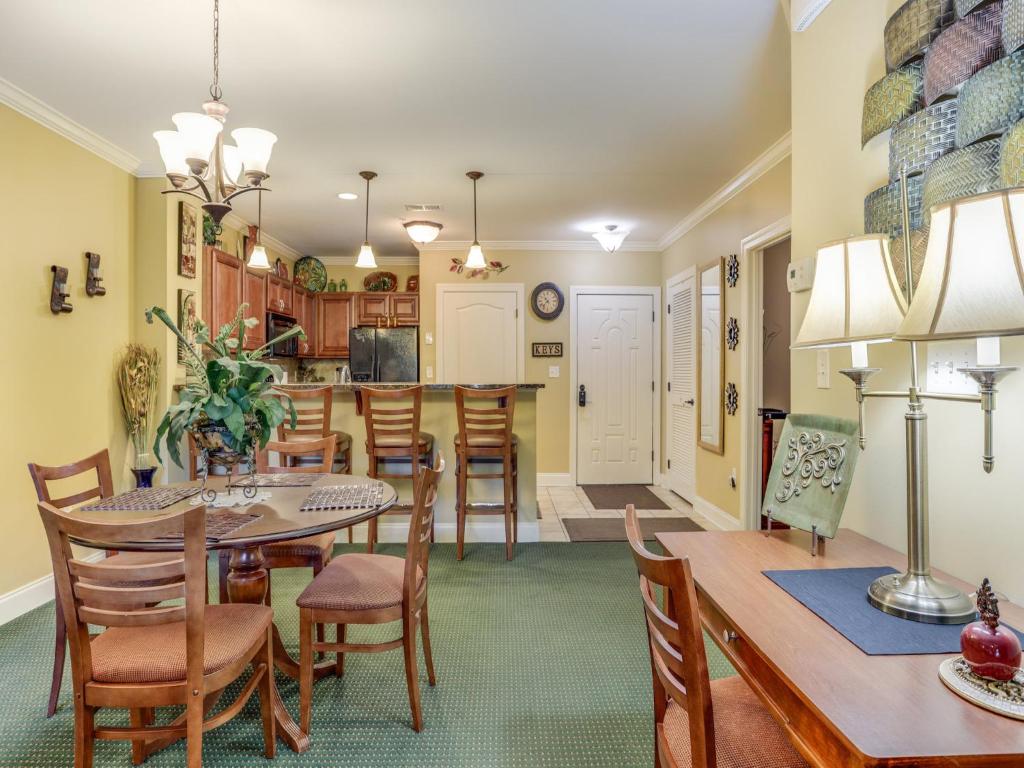 Downtown Delight, 2 Bedrooms, Pool, Hot Tub, Sleeps 6 photo 4