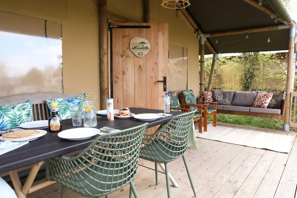 Glamping Safarilodge 'Grutte Fiif' met airco, extra keuken op veranda en privé achtertuin photo 4