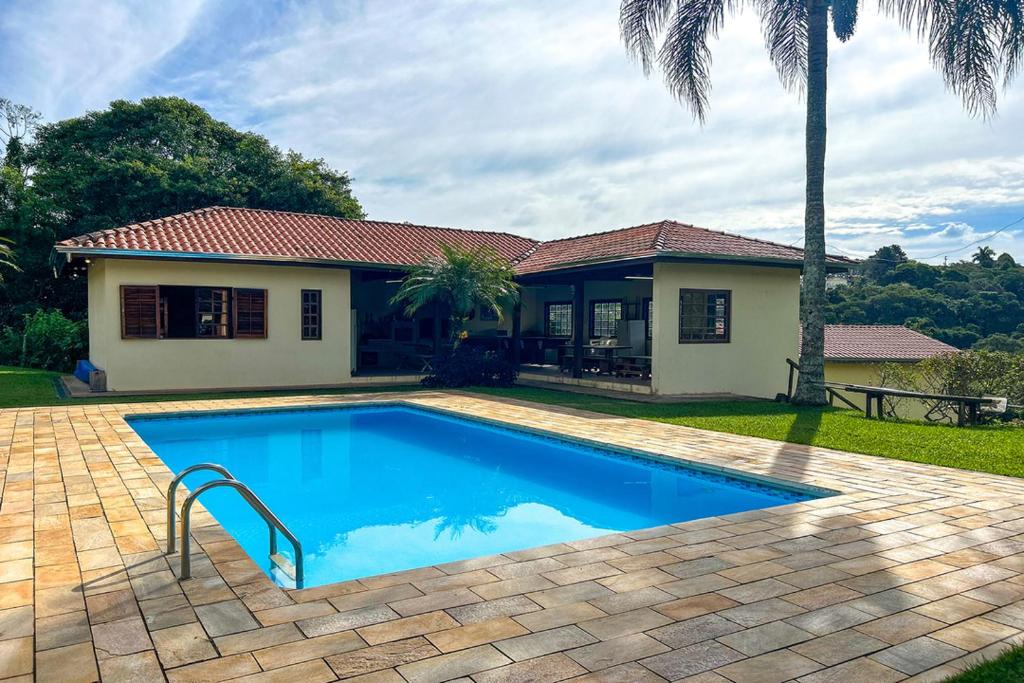 Casa de campo c piscina e natureza em Mairinque SP