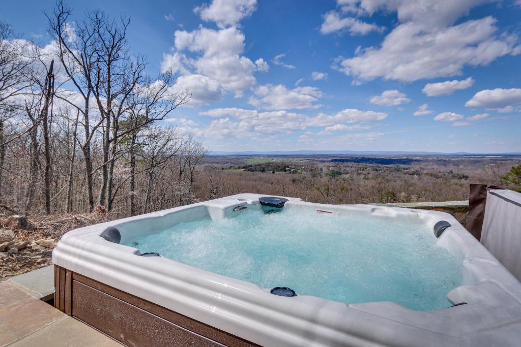 Front Royal Hilltop Cabin with Panoramic Views! photo 1